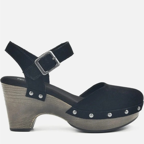 White Mountain Shoes - WHITE MOUNTAIN Women's Cherub Clog- Black suede.
NWOT
**Last Pic for Refrence**